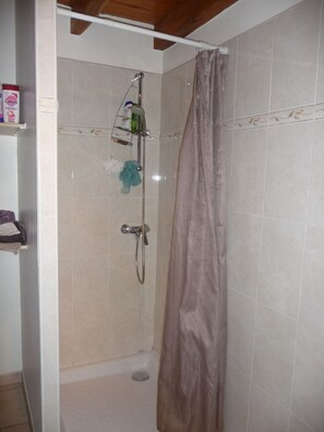 Secador de cabelo, sabonete, shampoo 