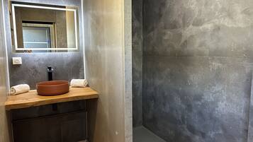 Douche, douche à « effet pluie », articles de toilette gratuits