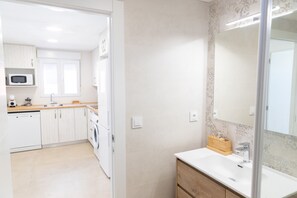 Réfrigérateur, four à micro-ondes, surface de cuisson, lave-vaisselle