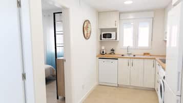 Frigorífico, microondas, placa de cocina y lavavajillas