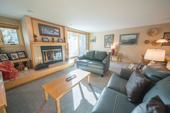 Smart TV, fireplace