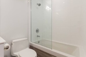 Asciugacapelli, asciugamani, sapone, shampoo