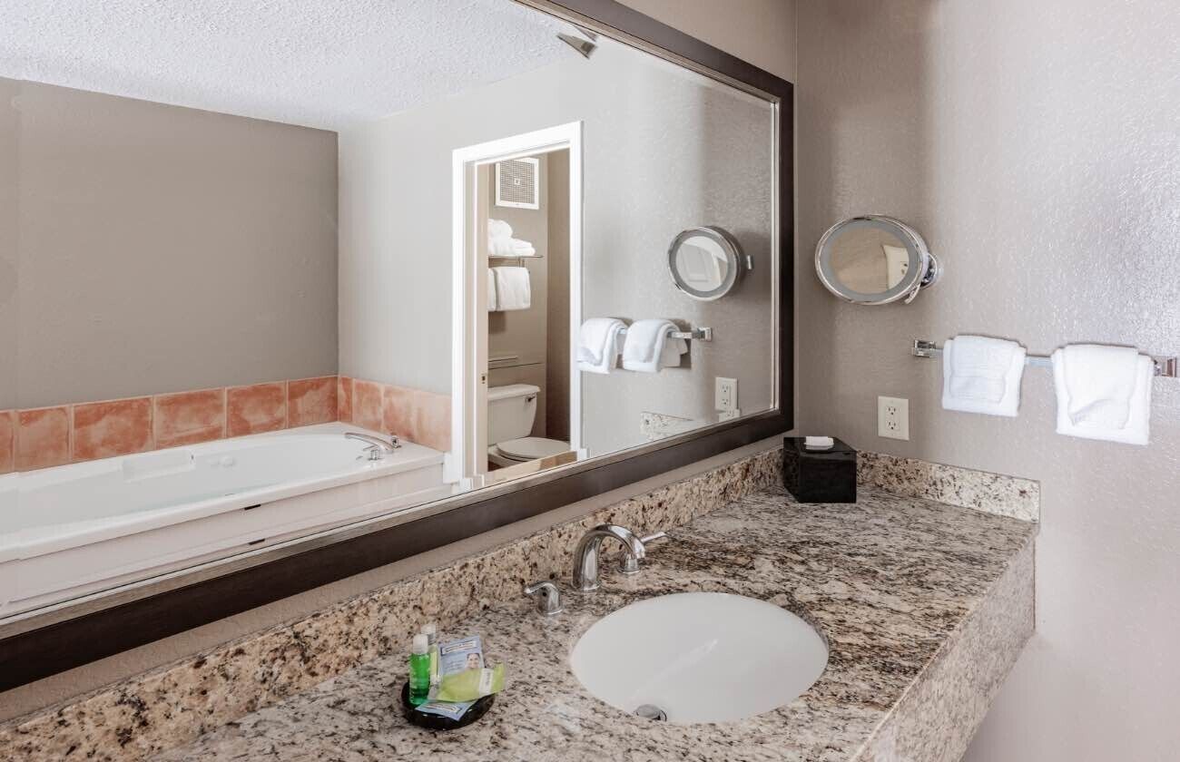 Shower, jetted bath, hair dryer, towels
