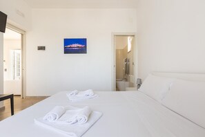 4 bedrooms, iron/ironing board, free WiFi, bed sheets