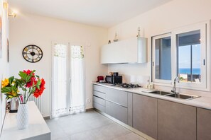Réfrigérateur, four, bouilloire électrique