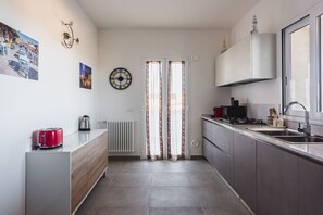 Fridge, oven, stovetop, coffee/tea maker