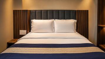 Cubrecamas, colchones Select Comfort y espacio para trabajar con laptop