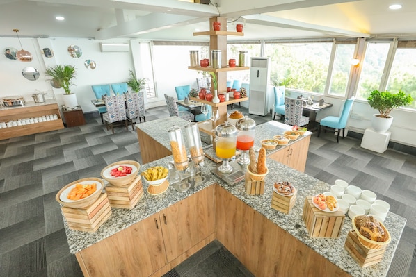 Daily buffet breakfast for a fee