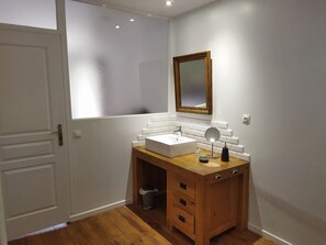 Regadera, secadora de cabello, toallas, jabón