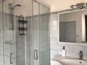 Shower, eco-friendly toiletries, hair dryer, bidet - CàRosa-Country house in the heart of Bassa Reggiana between nature and culture (Poviglio)