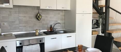Refrigerador, horno, parrilla de estufa y cafetera y tetera
