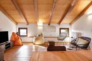 TV, books - 2 Bedroom Private vacation home in Montemagno (Montemagno)