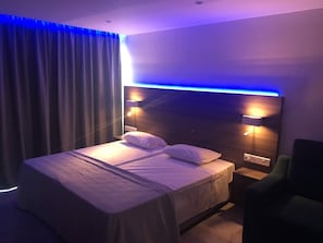 Estudio superior | Cortinas opacas, wifi, ropa de cama