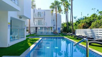 Una piscina al aire libre de temporada