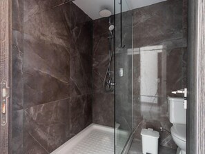 Estudio superior | Baño | Ducha, zapatillas y papel higiénico