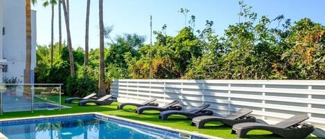 Kolam renang outdoor musiman