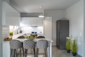 Geladeira, fogão, cooktop, lava-louças
