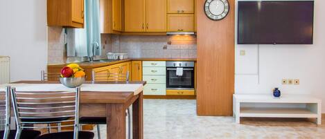 Jääkaappi, uuni, liesi, astianpesukone