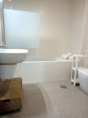 Articles de toilette gratuits, sèche-cheveux, serviettes fournies, savon