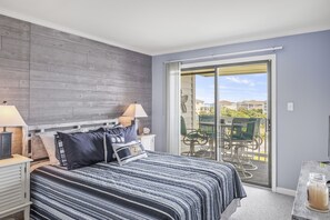 3 bedrooms, WiFi - Point Emerald B-305, Almost Oceanfront Condo in Emerald Isle, NC! (Emerald Isle)