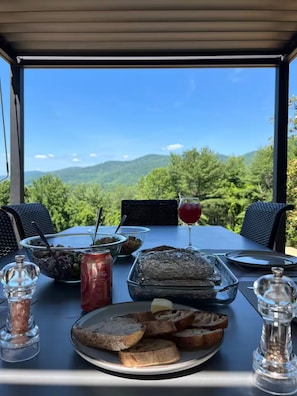 Outdoor dining - Breathtaking views of Shenandoah National Park with heated pool and hot tub. 

 (Sperryville)