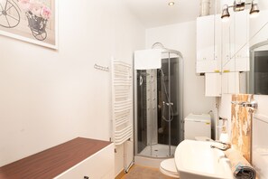Apartamento | Banheiro | Chuveiro, secador de cabelo, toalhas de banho, sabonete