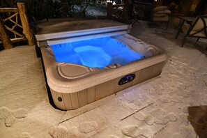Outdoor spa tub - The Lodge Banner Elk..minutes from Beech & Sugar skiing! (Avery County)