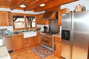 Fridge, microwave, oven, stovetop - The Lodge Banner Elk..minutes from Beech & Sugar skiing! (Avery County)