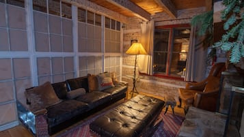 Una televisión, una chimenea, un reproductor estéreo