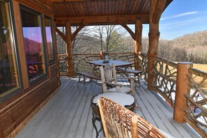 Outdoor dining - The Treehouse Banner Elk--minutes from Beech & Sugar skiing! (Avery County)