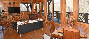 The Treehouse Banner Elk--minutes from Beech & Sugar skiing!
