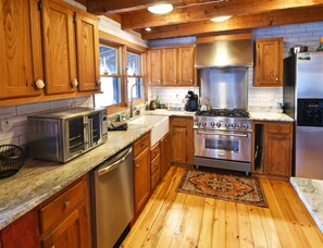 Kylskåp, mikrovågsugn, ugn och spishäll