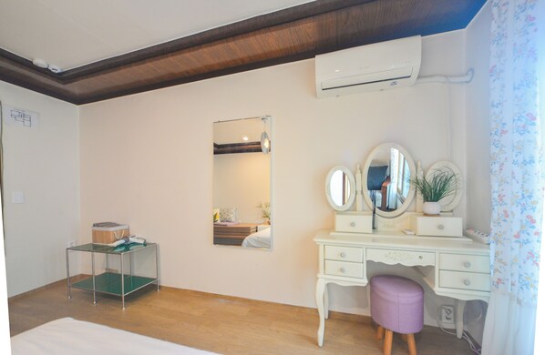 Comfort Double Room, Women only | Free WiFi, bed sheets - Seoul Papa Guesthouse (Seoul)