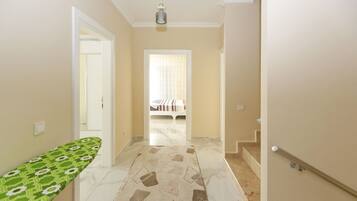 4 habitaciones, tabla de planchar con plancha y wifi gratis