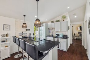 Refrigerador, microondas, horno y parrilla de estufa 