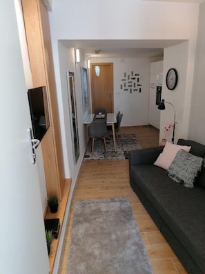 Appartamento (One bedroom apartment with Terrace) | Soggiorno | TV a schermo piatto 32 pollici con canali via cavo