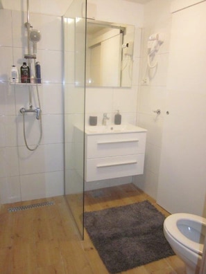 公寓 (One bedroom apartment with Terrace) | 浴室 | 淋浴设施、毛巾
