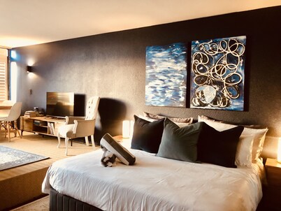 Studio Blue - Mouille Point, from beach to bar! With sea and yachts in the bay.
