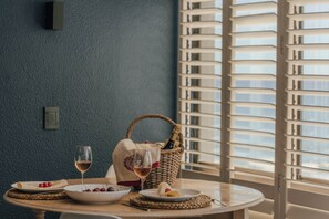 Dining - Studio Blue - Mouille Point, from beach to bar! With sea and yachts in the bay.
 (Cape Town)