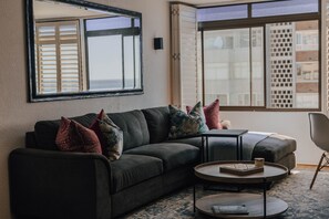 Smart TV, books - Studio Blue - Mouille Point, from beach to bar! With sea and yachts in the bay.
 (Cape Town)