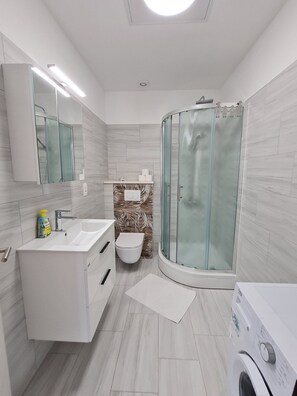 Appartement (Two Bedroom Apartment with Terrace) | Salle de bain | Douche, serviettes fournies