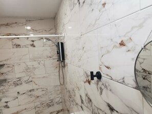 Ducha, secador de pelo, toallas y jabón