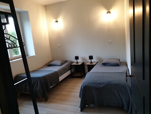 2 bedrooms, iron/ironing board, travel cot, free WiFi