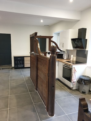 Fridge, microwave, oven, stovetop - La Casa d'Augy à Farges, proche de Avord et Bourges en gite de 2 à 8 personnes (Farges-en-Septaine)