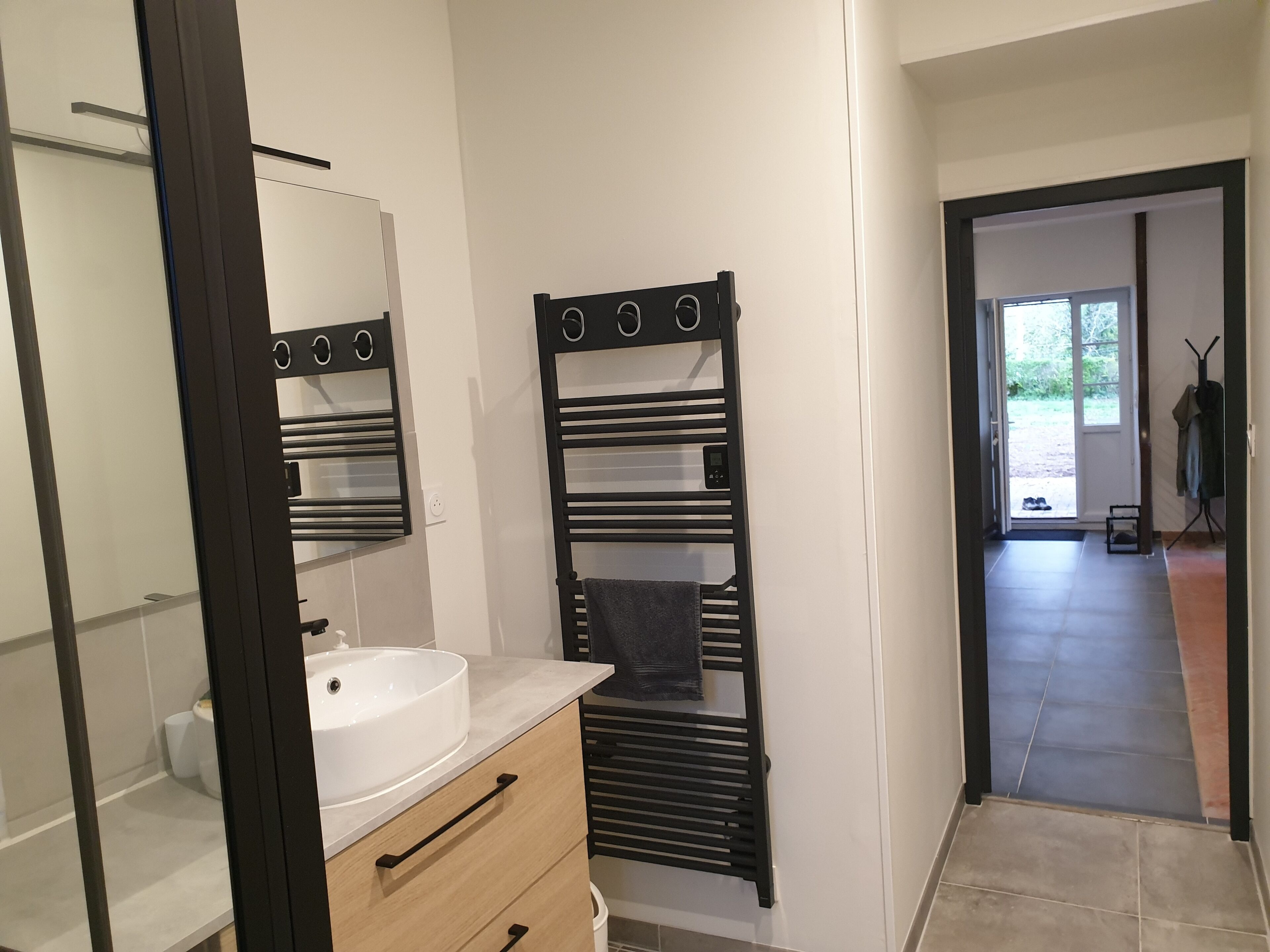 Dusche, Haartrockner, Handtücher, Toilettenpapier