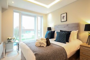 1 habitación, tabla de planchar con plancha y cuna de viaje 