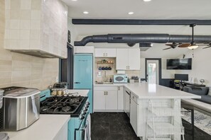 Fridge, microwave, oven, stovetop - Downtown Phoenix Modern Retreat B | Walkable (Phoenix)