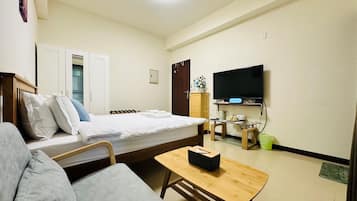 Comfort Double Room | Desk, blackout drapes, soundproofing, free WiFi