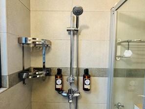Comfort Double Room | Bathroom | Shower, rainfall showerhead, free toiletries, hair dryer - Hsinchu Peace (Zhubei)