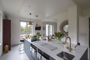 Refrigerador, microondas, horno y lavavajillas 